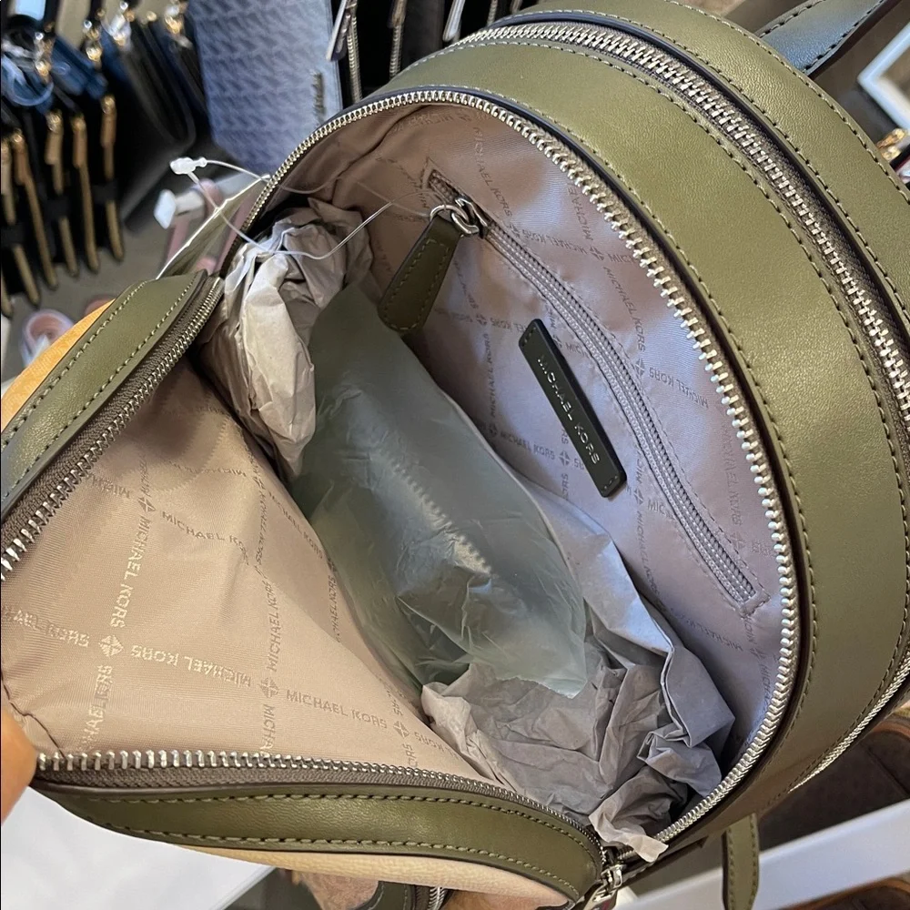 MICHAEL KORS Jaycee Medium Ombré Signature Logo Backpack
Olive Combo
NWT - Picture 8 of 16